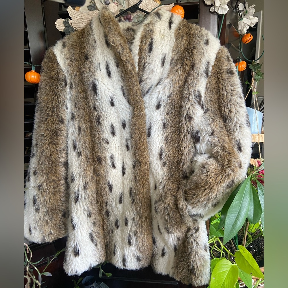 Style VI LTD Leopard Nylon Thick Warm Faux Fur Coat W/Pockets, Clasps To Close.